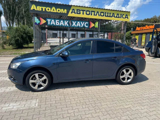 Фото: Продаю Шевроле Круз 2011 год 1.8 автомат 2 собственника пробег 213 000 в очень хорошем состоянии цена 600 000т. Номер дл