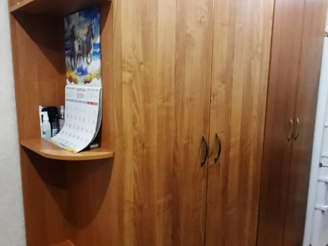 Фото: Продам шкаф распашной для верхней одежды (цвет темная ольха) с боковыми полками в 2300× г 450 × ш 1300 - 5000р. Тумба по
