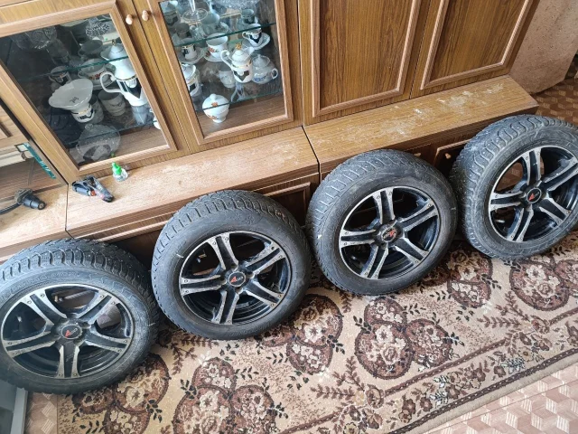 Фото: Продам диски в хорошем состоянии,стояли на Ланосе 4х100 r14 не варёные,не гнутые резина не очень 15000р г.Горловка