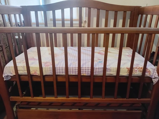 Фото: Продам детскую кроватку с маятником, внизу с выдвижным ящиком, новый матрас. Почти не пользовались