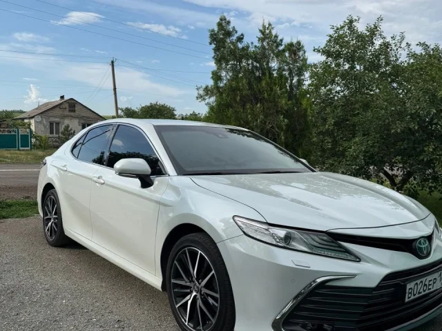 Фото: Продаётся Toyota Camry 75, белый перламутр цвет, полная комплектация. Надёжный седан бизнес‑класса — идеальный выбор для