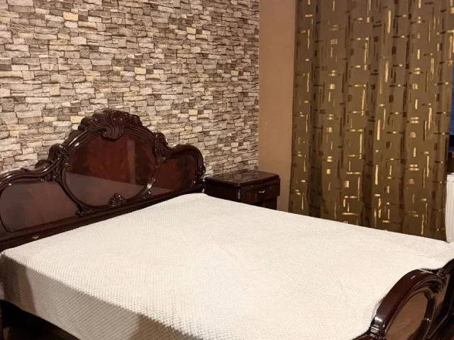Фото: Сдам 2х этажный дом в Луганске на посёлке з-да ОР р-н Роддома. Дом 180м2, 4 спальни, 2 санузла.Есть баня, джакузи, монга