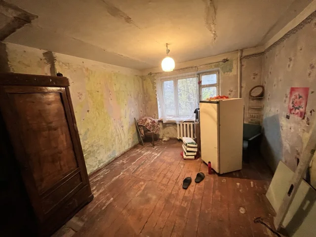 Фото: Продам комнату в коммунальной квартире 14,2 кв. м., г. Луганск, кв. Гаевого (р- н бывшего кольца), на 3/5 этаже. Комната