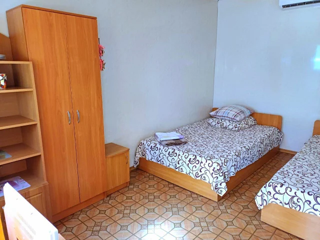 Фото: 🏡🛌👨‍👩‍👧‍👦 ЖИЛЬЁ посуточно 🎄🏡Гостевой Дворик в центре пгт. Кирилловка, Азовское море, частный сектор. Песчаный широкий пл