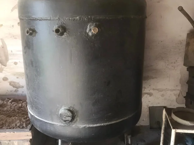 Фото: Продам ресивер,толщина стенки 6мм.,диаметр горловины 160мм.,объём 850 литров,внутри чист.Можно использовать под сыпучие