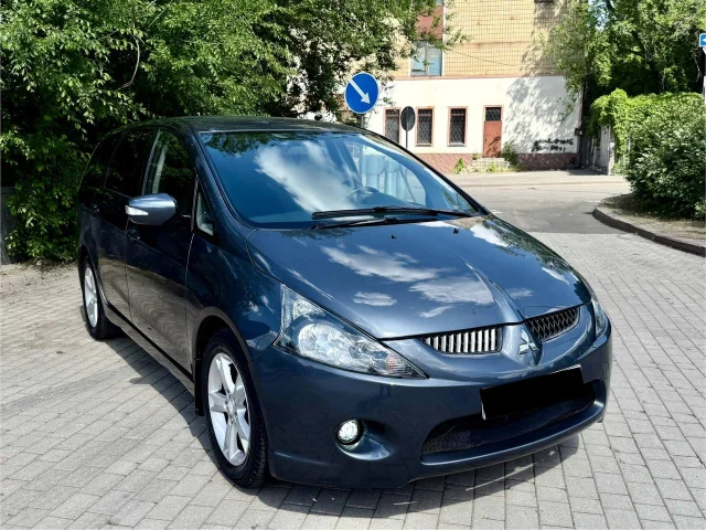 Фото: Продам Mitsubishi GRANDIS! 2005 года! В отличном состояние! По кузову как на фото! без рыжиков и гнили! Дно пороги целые