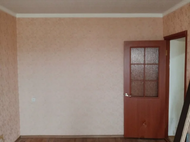 Фото: Продам 2 ком.кв., по. Победы 98, 5/5. Квартира не угловая, теплая, окна пластик, балкон застеклён пластик, крыша новая. 
