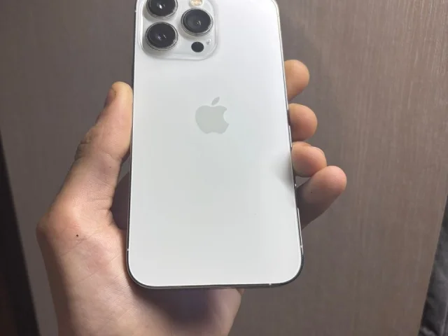 Фото: iPhone 13 Pro 128 состояние 9/10 весь в оригинале ,не вскрывался АКБ 79 оригинал ,фейс и тру тон рабочие коробка,чехол ,