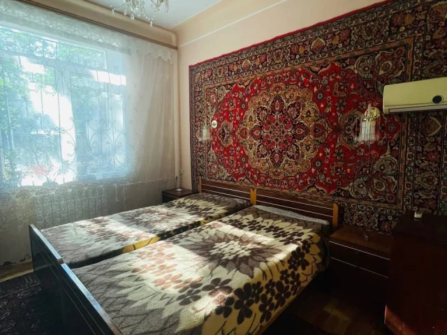 Фото: Продается 2- комнатная квартира (сталинка) в центре города