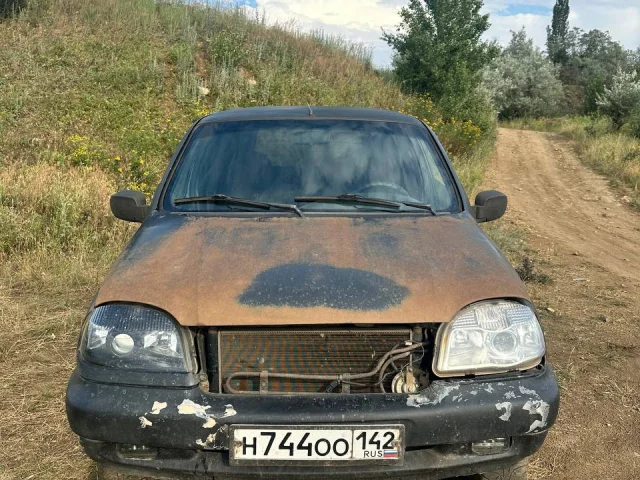 Фото: Продам ниву Шевроле 2006 года,требует замены АКБ, а так на ходу,передняя ходовка перебрана,продажа по тп цена 170000 тор