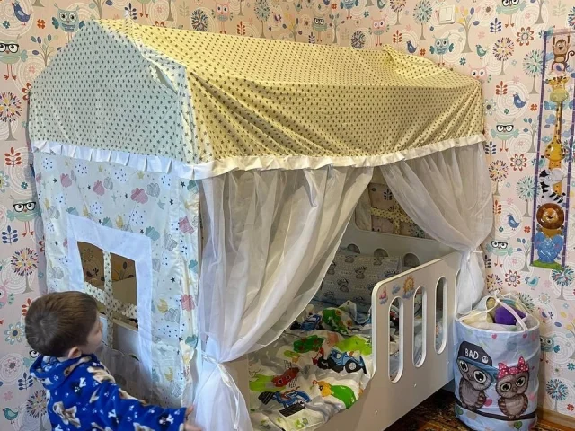 Фото: Продам б/у, нашу волшебную кровать-домик Состояние 9 из 10.Размеры длина 160 см,ширина 8Осм,высота 166 см.Кровать +ящик