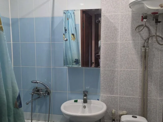 Фото: В аренду предлагается 1-комнатная гостинка в Центральном районе, 23 ЖМР, улица Урицкого, 4/9,в квартире есть все необход