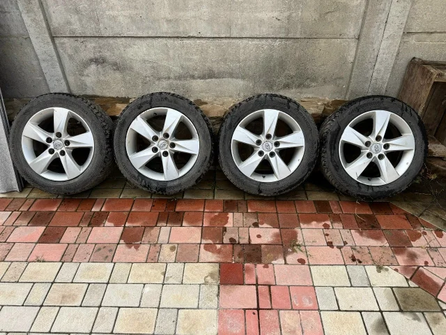 Фото: Продам комплект из 4 колёс на литых дисках с зимней резиной 205/55 R16. На дисках есть следы эксплуатации, состояние вид