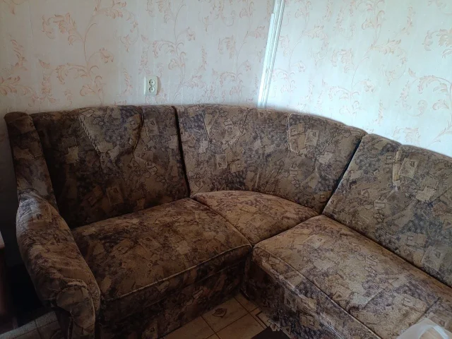Фото: Продам мягкий уголок б у в Алчевске.Цена 7000₽ торг уместен. Тел: