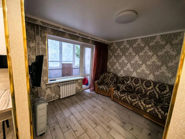 Фото: Сдам 1 к.кв  Урицкого 86, 2/9, с мебелью и бытовой техникой,  сдается на длительный срок,  20000+ ком услуги + залог + к