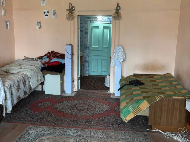 Фото: Сдается 2 х ком. кВ. Сталинка в Ильич р-не (о-р РОВД) 2/2 есть стир. Маш.Авт. Хол-к. Бойлер. Тв. для семьи или 3-4 рабоч