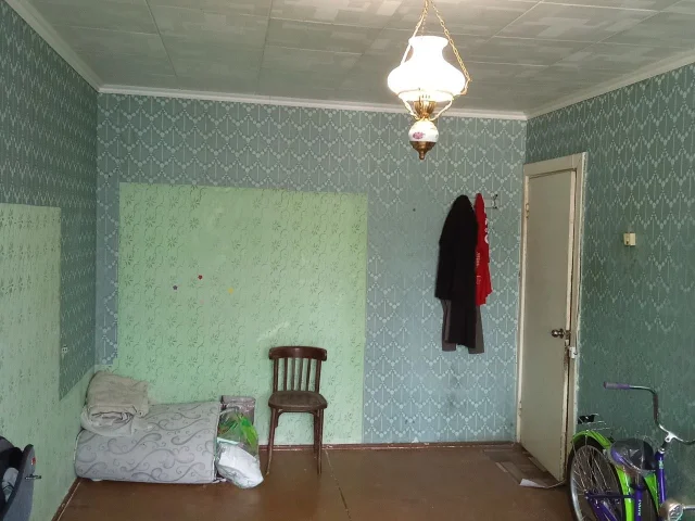 Фото: Луганск.Продам 1кк кв.Гагарина 3/5 Площадью 31м².Квартира под ремонт.На кухне заменена батарея и окно.В подъезде сделан