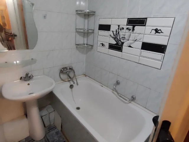 Фото: Сдам 2 к.кв.в Кировском районе ориентир Текстильщик.Этаж 3/9 вода по графику.Хорошее состояние,есть холодильник,маш.авт,