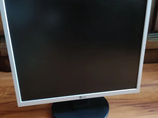 Фото: Продам монитор LG Flаtrоn. Диагональ 19". Разрешение экрана 1280:1024. Частота обновления 75 Гц. В отличном coстoянии. Б