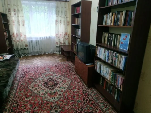 Фото: Продам 2-х ком. кв-ру, пр. Победы 126, 1/9. Квартира теплая, не угловая, комнаты раздельные, две кладовые, можно под гар