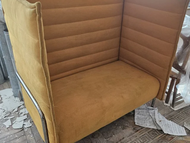 Фото: Продам диваны с высокими спинками (4 шт). Можно использовать в кафе. 10 т.р. тел