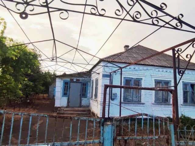Фото: Продам дом в ДНР, г. о. Мариуполь, пгт. Сартана. Общей площадью 76.2 кв.м. 4 комнаты, кухня 12 кв.м. стены из  шлакоблок