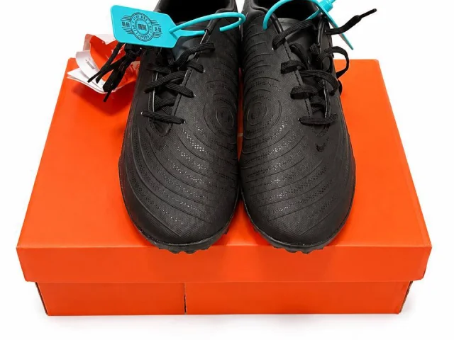 Фото: Продам оригинальные футбольные сороконожки Nike Phantom GX 2 Academy. Заказывал с маркетплейса Poizon. Не подошел размер