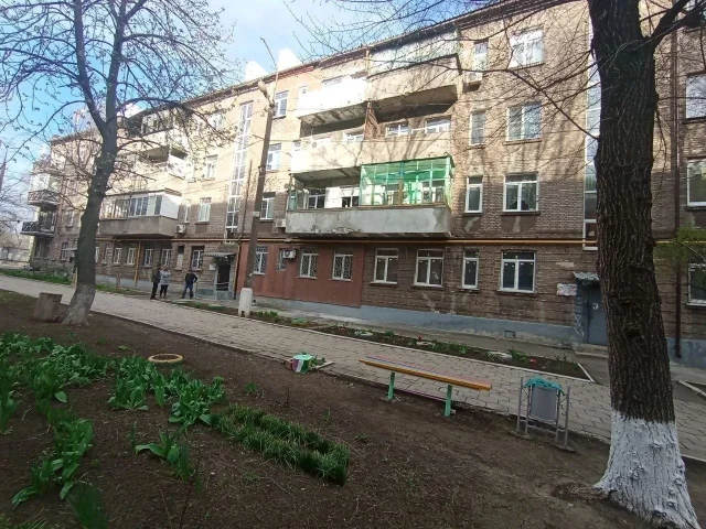 Фото: 🔴 ПРОДАЕТСЯ 2-х комнатная квартира по адресу: ул.Семашко, д.13 в Кальмиусском районе! Тип дома: "Сталинка" (толстые кирп