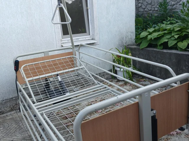 Фото: Продам кровать в отличном состоянии, для лежачих больных или для вытяжки после переломов, все функции работают