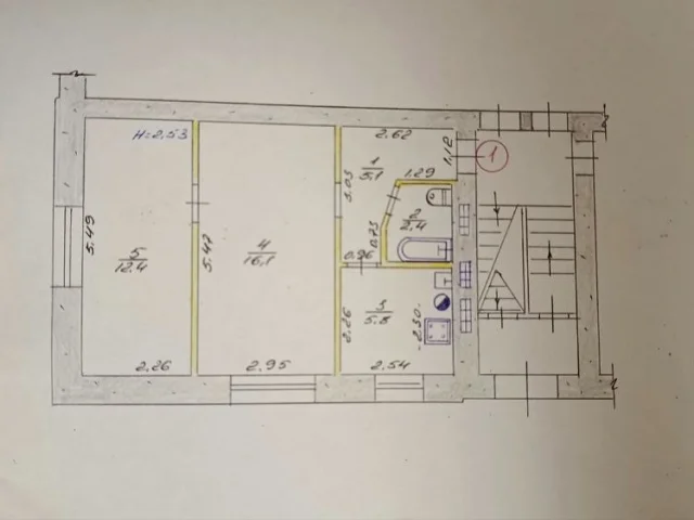 Фото: Продам 2х комнатную квартиру на 1 этаже 4х этажного дома, с балконом. Газовая колонка