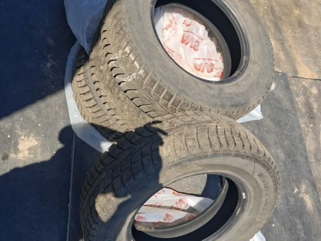 Фото: Стаханов.Продам зимнюю резину hankook  зима 215/70/16. Резина  в отличнейшем  состоянии,  год выпуска резины-2025! Без п