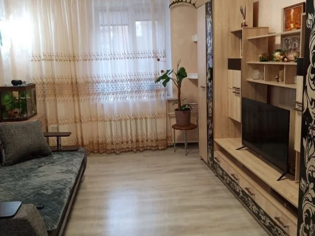 Фото: ‼️Горловка‼️Продам 2-х ком. квартиру по пр. Ленина, 23, сталинка ("Яблонька"), 2/3.Общ. пл. 57 кв.м., комнаты раздельные