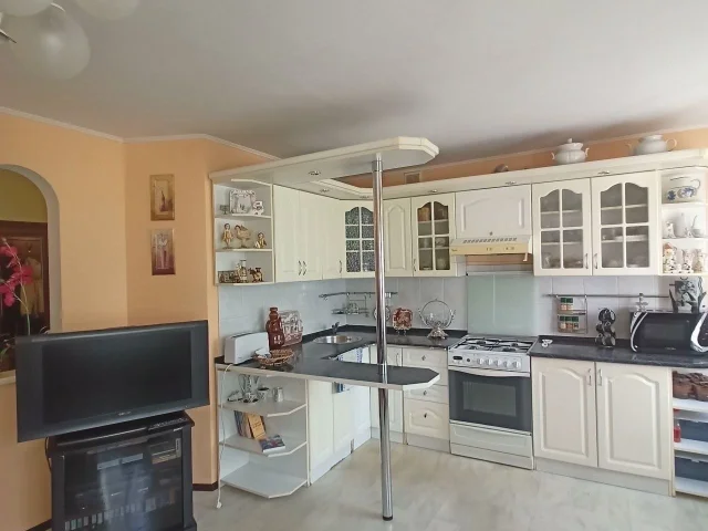 Фото: Продам 5-ти ком.кв-ру,Цгр, ул.Ленина 166, 2/5 эт,, общая площадь 90 кв.м., не угловая . Квартира с капитальным ремонтом 