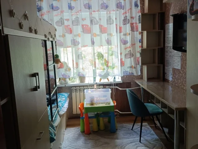 Фото: Детская мебель. Две кровати шкафы комод стол