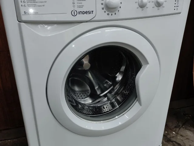 Фото: Продам стиральную машину Indesit, в пользовании не долго, состояние новой, экспресс стирка 15 мин, функция сокращения  с