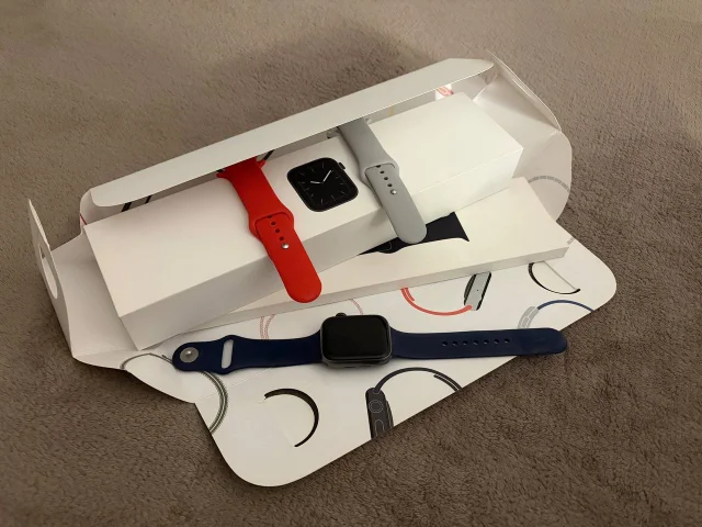 Фото: Продам Apple Watch Series 5 44 mm в цвете Space Gray. Состояние на фото, на корпусе есть следы использования, на экране 