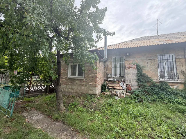 Фото: Продаю свою квартиру в г. Ясиноватая на «земле» под ремонт; 52 м2, три комнаты, высокие потолки -3 м (отличная база, что