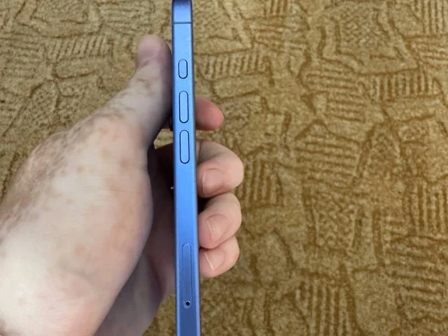 Фото: iPhone 16 (Ultramarine)