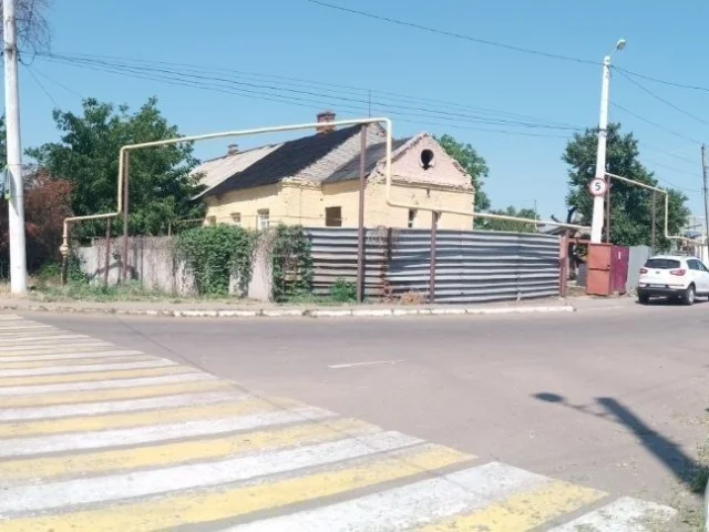 Фото: Стаханов. Продам  дом в центре города, район центрального  рынка ,  площадь дома  76 кв.м со своей землей ,площадь земли