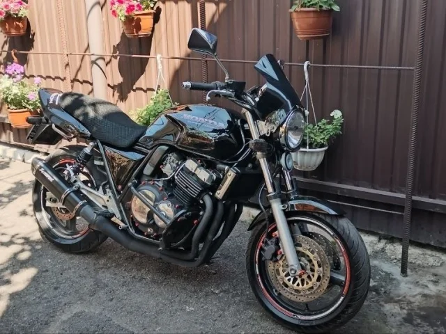 Фото: Продам Honda cb400, я владелец. Мот полностью исправен, в начале сезона обул новую резину и поменял колодки. Цена 260.00