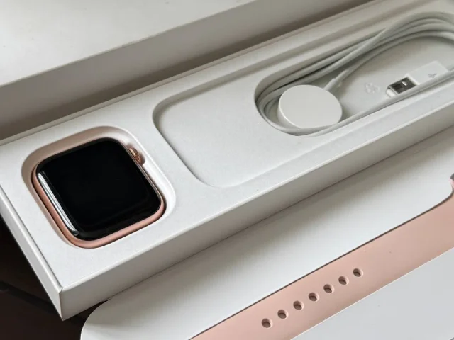 Фото: Продам часы Apple Watch SE gold aluminum 44 MM