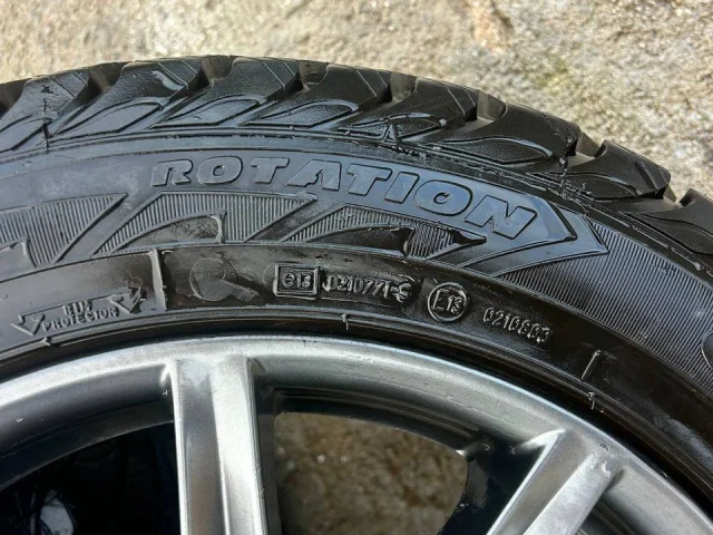 Фото: Продам легкосплавные диски в стиле Mercedes-Benz с хорошей зимней резиной Goodyear UltraGrip Extreme. Диски желательно п