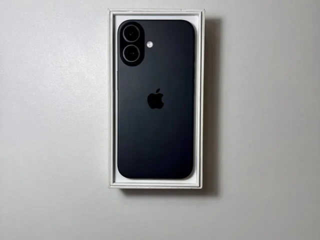 Фото: iPhone 16 256 GB Black SIM-eSIM. В хорошем состоянии. Полный родной комплект. АКБ 94%. Могу привезти куда нужно. 44000 р