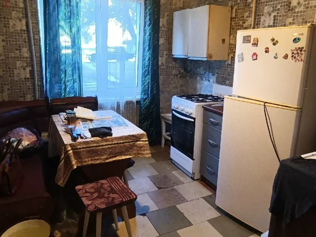 Фото: Горловка! Продам крупногабаритную 2-х ком. кв-ру по ул. Магистральной, 11, 1/9. Цоколь высокий. Общ.пл.54,2 кв м. Комнат