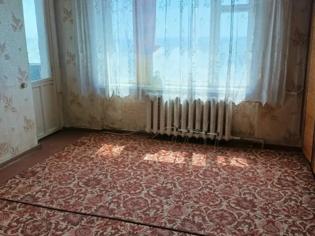 Фото: Горловка. Продам 2-х ком. кв-ру, ул. Магистральная 1, 3/9, общая площадь 47.3м. кв. , в спальне окно и дверь на балкон п