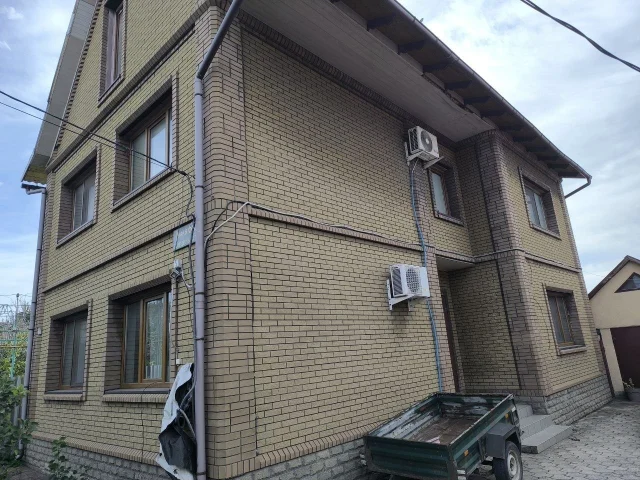 Фото: В п. Сартана (Мариуполь) продается в отличном состоянии двухэтажный дом 2002 г.п. Общая площадь 167 кв.м. На первом этаж