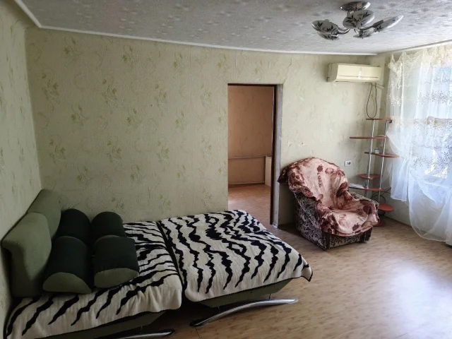 Фото: Продажа двухкомнатной квартиры на Мирном (Мариуполь, Ильичевский район, ул. Невская). У дома магазин и остановка. Кварти