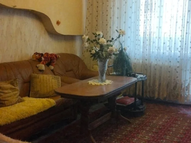 Фото: Горловка!!! Продам 3 ком. кв-ру, ж/м Строитель, ул. Оленина 18, 3/9. Общая площадь квартиры 70 м.кв., комнаты раздельные