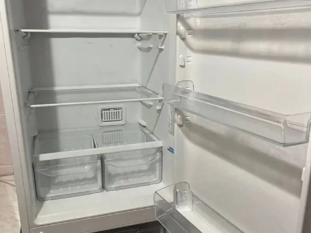 Фото: Холодильник Indesit, в отличном состоянии, в использовании был 2 года. Дефектов нет, работает тихо, полностью обслужен. 