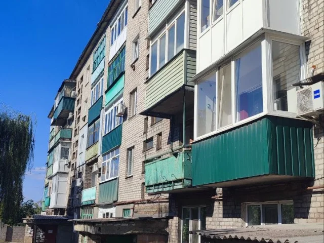 Фото: Продается 3х комнатная квартира 67 КВ.м.. 5 этаж. В пятиэтажном доме. Крыша в хорошем состоянии.  Квартира не угловая, т